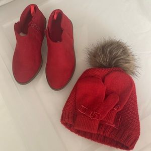 Toddler girl shoes size 10 with cozy hat and gloves. Hat is size 2T-3T